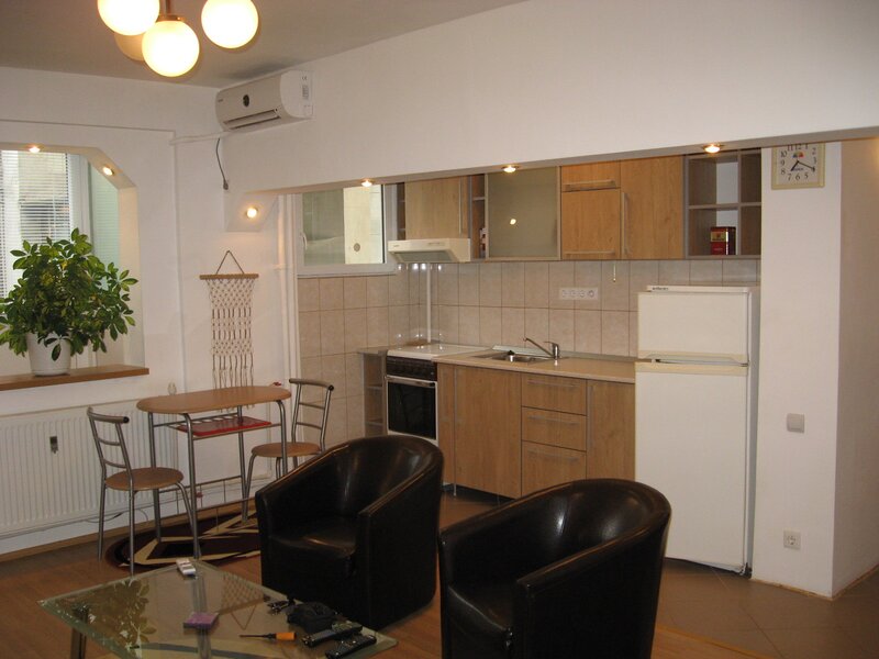 Balta Alba, Salajan, Piata Titan, la statuie